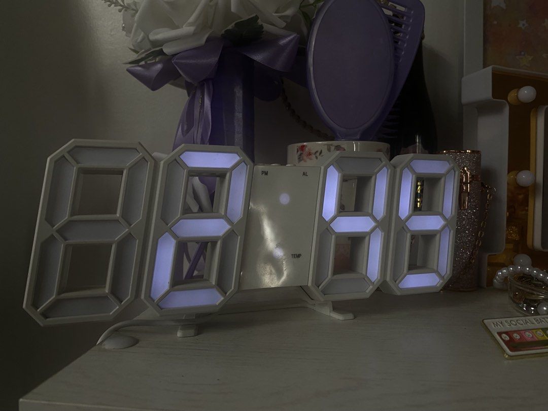 White Modern LED Digital Alarm Clock with Temperature Display (Category: Clocks) located in Mexico. Submitted by pandaserendipity99 (Listing ID 1451544191, Image 1). Description: - Modern white digital clock - Bright LED display for clear time visibility - Displays current temperature - Built-in alarm function - Ideal for bedside tables or desks - Includes power cable.