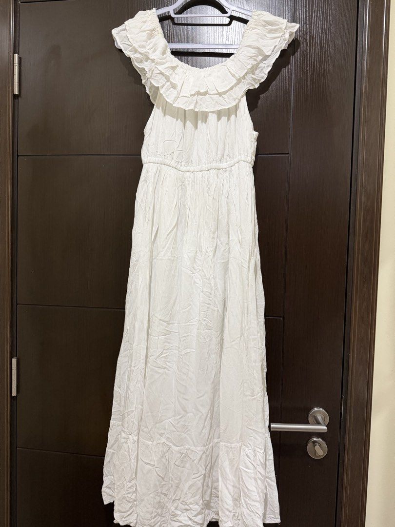 White Ruffled off shoulder maxi dress (Category: Dresses) located in Manila. Submitted by acha0804 (Listing ID 1451615539, Image 1). Description: Maxi dress offshoulder .