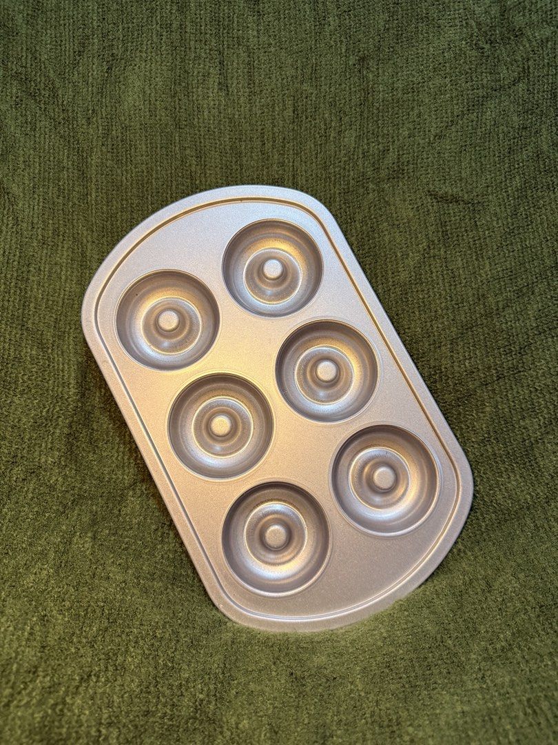 Williams Sonoma Donut Baking Pan 6 Cavity (Category: Bakeware) located in Manila. Submitted by georgethjafine (Listing ID 1451688130, Image 1). Description: - Bake up to 6 donuts at once - Non-stick surface for easy donut release - Ideal for homemade treats and baking parties - Easy to clean - Fun for weekend baking activities.