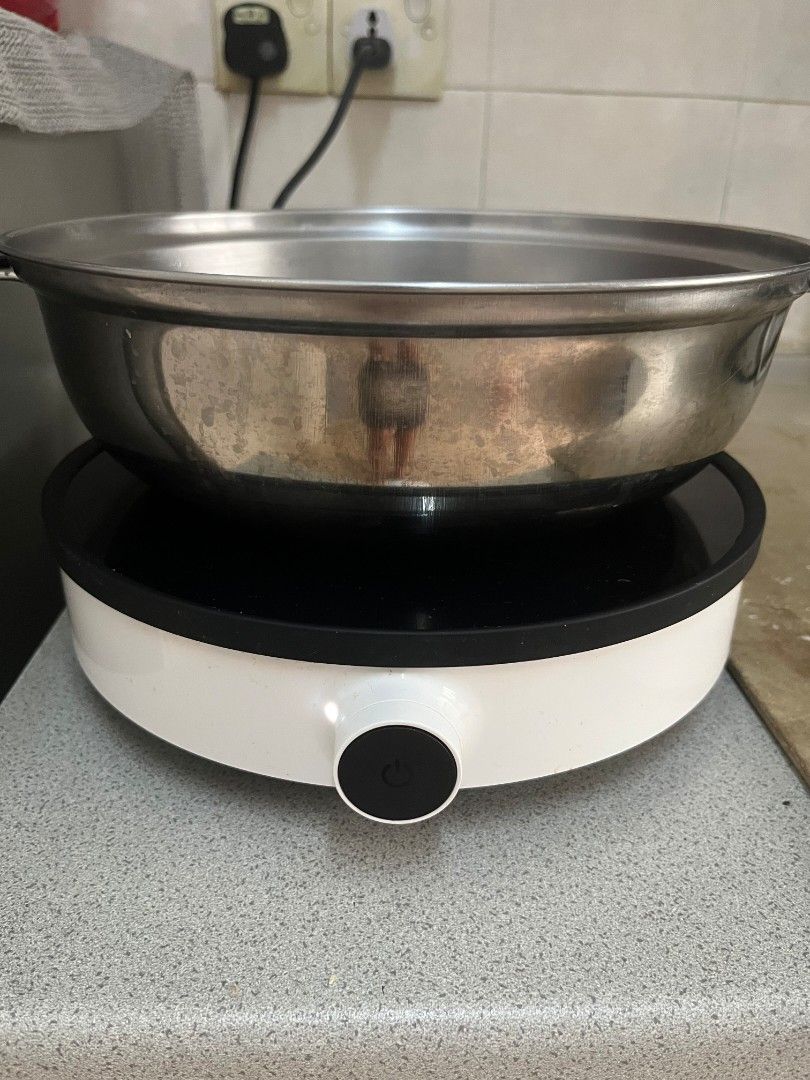 Xiaomi Induction Cooker (Category: Cookers) located in Kuala Lumpur. Submitted by livefish.936ec9 (Listing ID 1451632739, Image 3). Description: Condition: 9/10 - 9-block LED firepower display - 2100w high power heating - Lightweight, 280×265×70 mm - Automatic overheat protection and pot detection.