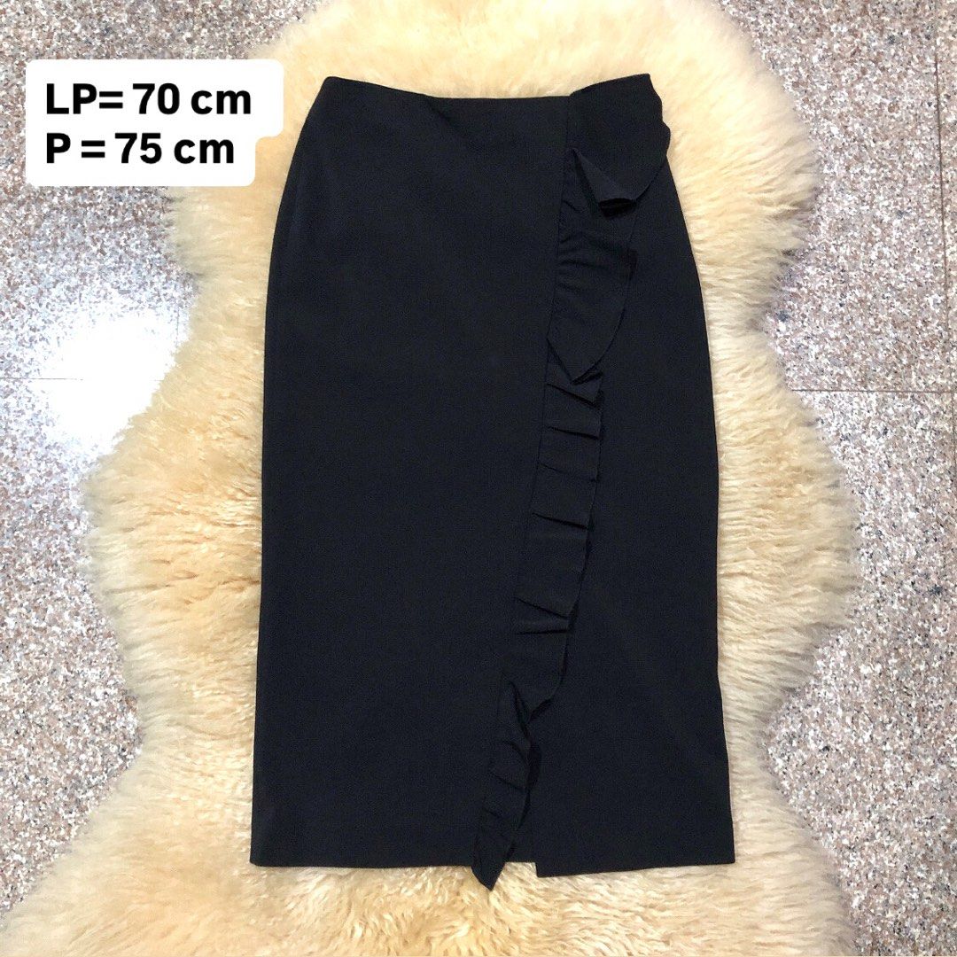 Zara Ruffle Black Midi Skirt Rok Span Hitam (Kategori: Gaun & Rok) berada di Surabaya. Dikirim oleh jennipreloved (ID iklan 1451583968, Gambar 1). Deskripsi: - Kondisi seperti baru - Masih bagus banget - Original zara.