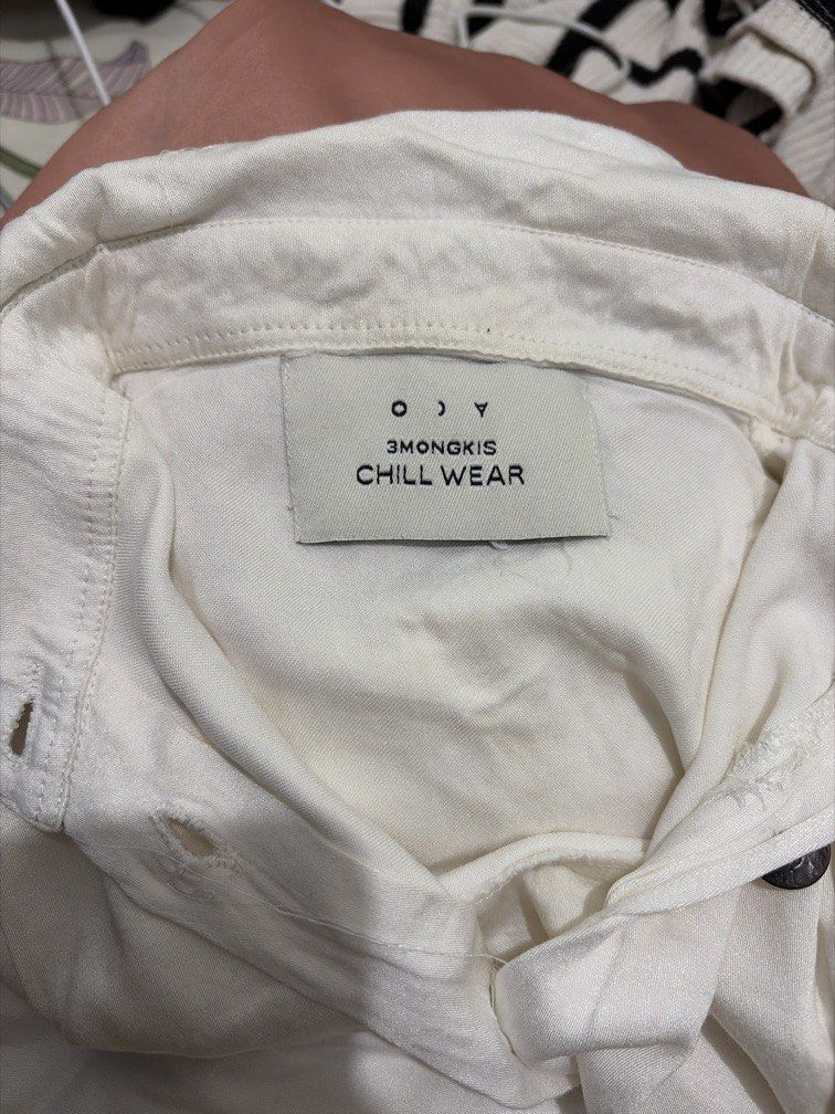 3 Mongkis - Broken White Blouse (Kemeja) (Kategori: Atasan) berada di Jakarta Timur. Dikirim oleh prelovedbyvannila (ID iklan 1451736499, Gambar 1). Deskripsi: Jual Rugiii Lemari Penuhh LD up to 115 cm pemakaian pribadi.