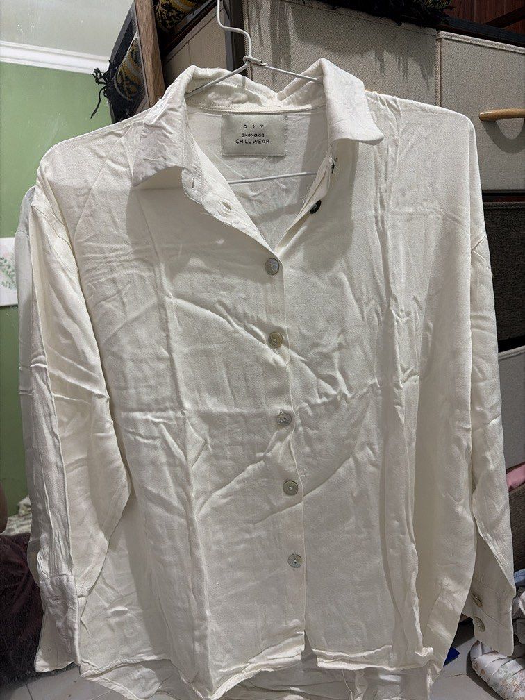 3 Mongkis - Broken White Blouse (Kemeja) (Kategori: Atasan) berada di Jakarta Timur. Dikirim oleh prelovedbyvannila (ID iklan 1451736499, Gambar 2). Deskripsi: Jual Rugiii Lemari Penuhh LD up to 115 cm pemakaian pribadi.
