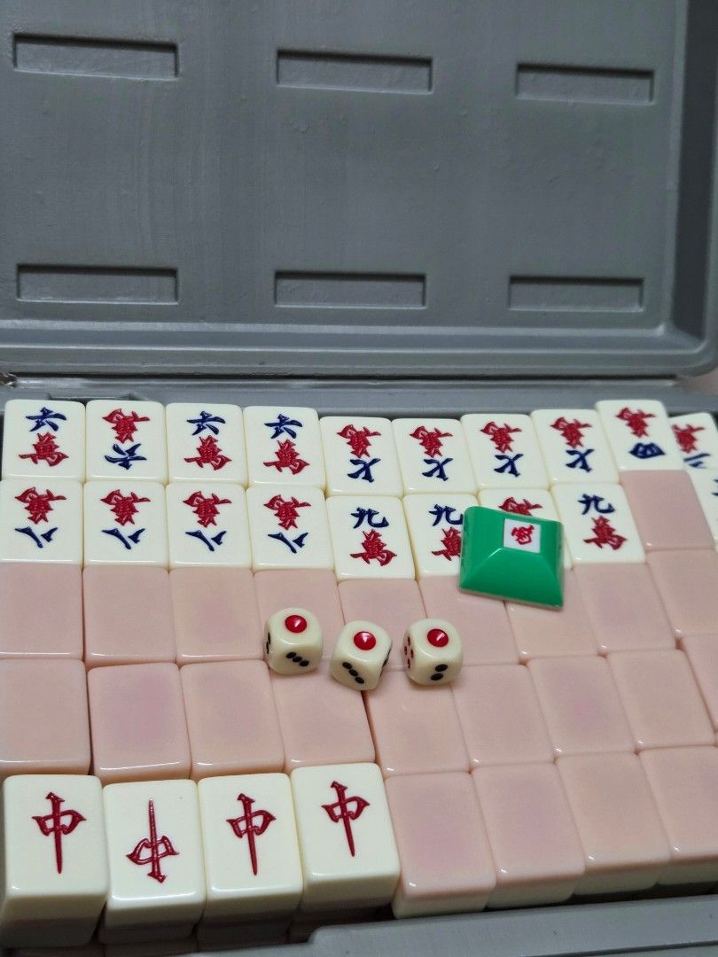 麻雀 連箱一盒 （分類：桌遊及拼圖）位於 Hong Kong。 由 jason.lp 提交（商品編號 1451797708，圖片 3）。簡介： 麻雀 連箱一盒 全齊麻雀牌，有骰仔，有風向，連盒 麻雀少少偏黃。