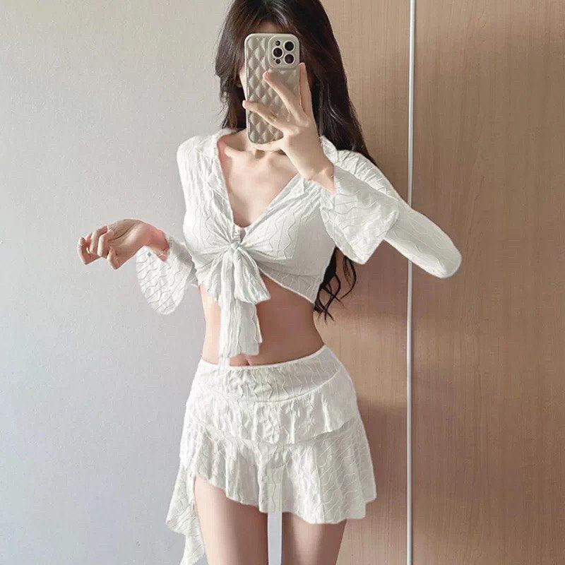白色三件頭泳衣套裝 罩衫 短裙 bikini 性感 露肩露腰 顯瘦 （分類：泳衣）位於 Hong Kong。 由 cc.ongg 提交（商品編號 1451708488，圖片 2）。簡介： 尺碼唔岩所以放售，冇著過！ 靚白色泳衣三件套，包泳衣、薄紗罩衫同埋荷葉邊短裙罩衫可自行綁，設計感十足適合沙灘或泳池 大圍或柯士甸站交收，其他地方互夾。