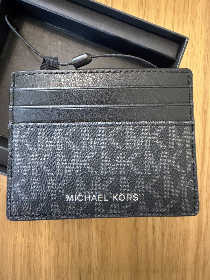 由 petitekaokao (刊登 ID 1451786131，圖片 2) 提交，位於 台北市 (Taipei) 的 贈 🎁｜全新 Michael Kors 皮革短夾名片夾禮盒組(黑x灰) 中性男用荔枝皮紋 (類別：錢包、卡夾)，說明：全新未使用 商品尺寸：短夾>寬11 cm x 高9 cm x 側寬2 cm 名片夾>寬10 cm x 高8 cm 商品規格：短夾> 卡夾*8 暗層*2 鈔票層*2 名片夾>卡層*6 商品材質：防刮皮革/皮革。