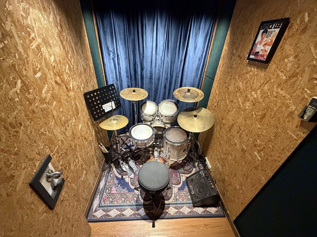 觀塘/牛頭角 Band房/鼓房出租 Simply Rock Studio （分類：樂器）位於 Hong Kong。 由 simplyrockstudio 提交（商品編號 1451759455，圖片 1）。簡介： 觀塘｜旺角｜ 荃灣｜火炭｜屯門｜新蒲崗 ｜葵興 🥂標準房：$130/hr | $300/3hr 🥁練習/教室:$50/hr 限2人 ⭐️通宵時段：$350/晚 ☎️聯絡：54005922｜後備 63756207 地址：觀塘工業中心四期11樓R室。