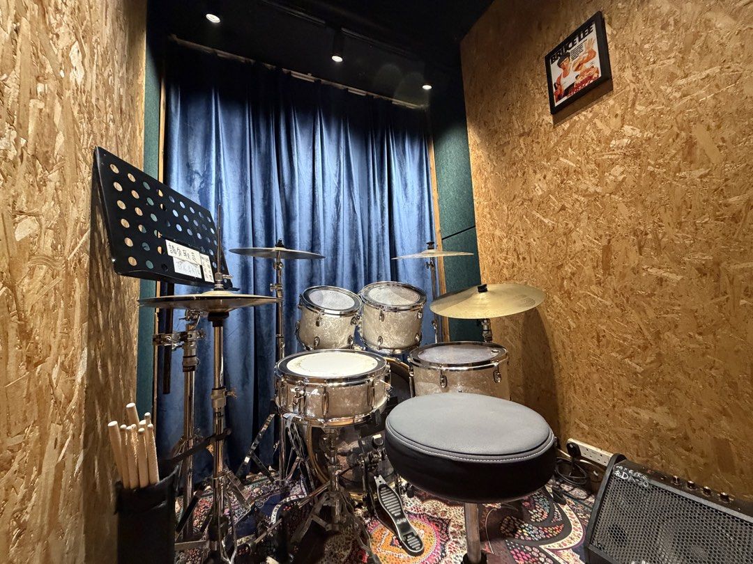 觀塘/牛頭角 Band房/鼓房出租 Simply Rock Studio （分類：樂器）位於 Hong Kong。 由 simplyrockstudio 提交（商品編號 1451759455，圖片 3）。簡介： 觀塘｜旺角｜ 荃灣｜火炭｜屯門｜新蒲崗 ｜葵興 🥂標準房：$130/hr | $300/3hr 🥁練習/教室:$50/hr 限2人 ⭐️通宵時段：$350/晚 ☎️聯絡：54005922｜後備 63756207 地址：觀塘工業中心四期11樓R室。