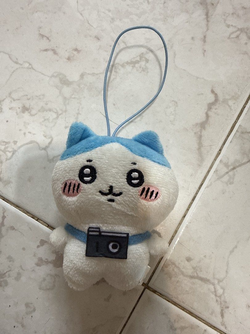 小八 Plush Toy with Camera Charm （分類：絨毛玩具）位於 Hong Kong。 由 alltimelower 提交（商品編號 1451749579，圖片 1）。簡介： Adorable white and blue cat plushie. It has a little camera accessory around its neck. Comes with a loop for hanging. Great for bags or keys. Super cute design.。