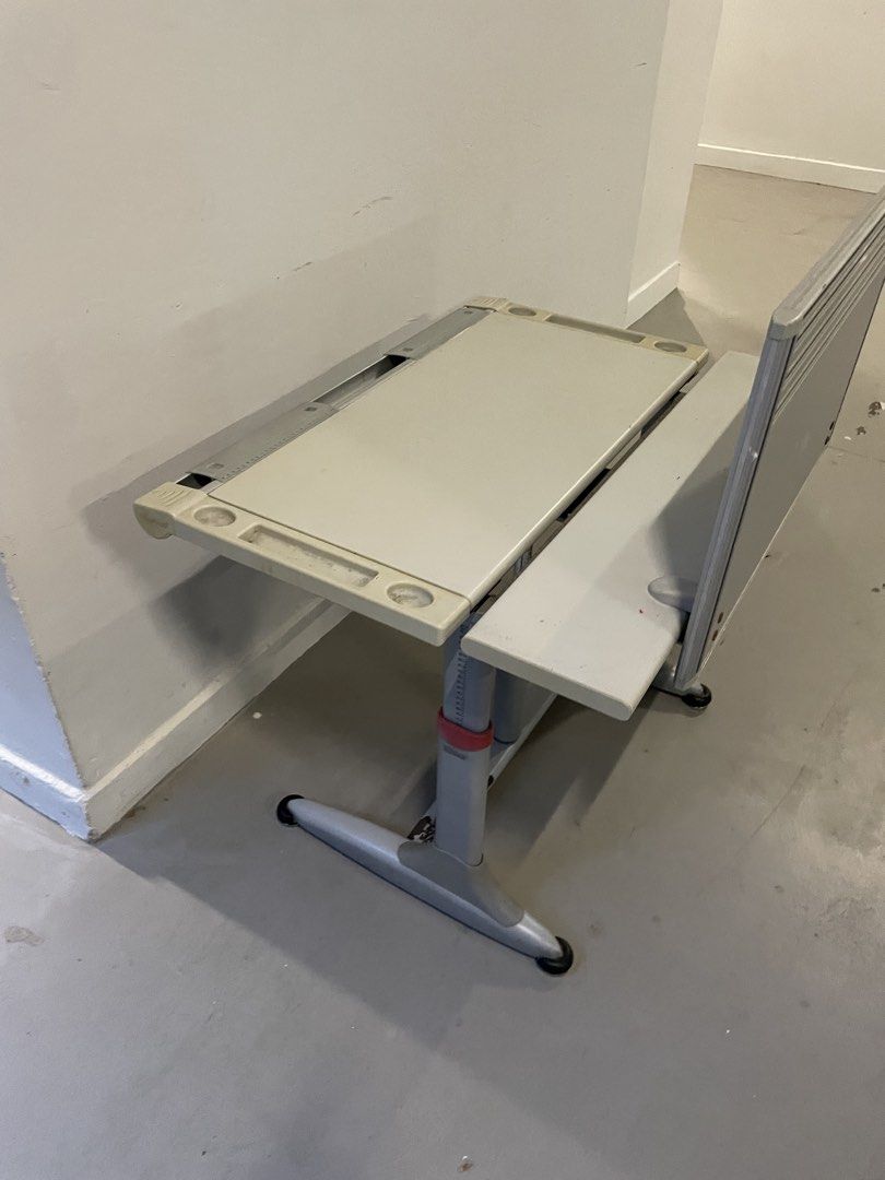 Adjustable table (Category: Tables & Sets) located in Singapore. Submitted by giant99bike (Listing ID 1451897356, Image 1). Description: .