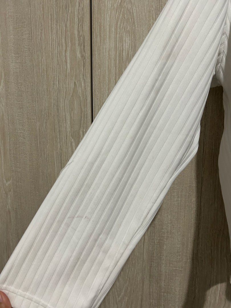 Atasan Basic (Kategori: Atasan) berada di Jakarta Pusat. Dikirim oleh bloombae (ID iklan 1451763095, Gambar 3). Deskripsi: LD 120 cm masih masuk Ada beberapa defect noda.