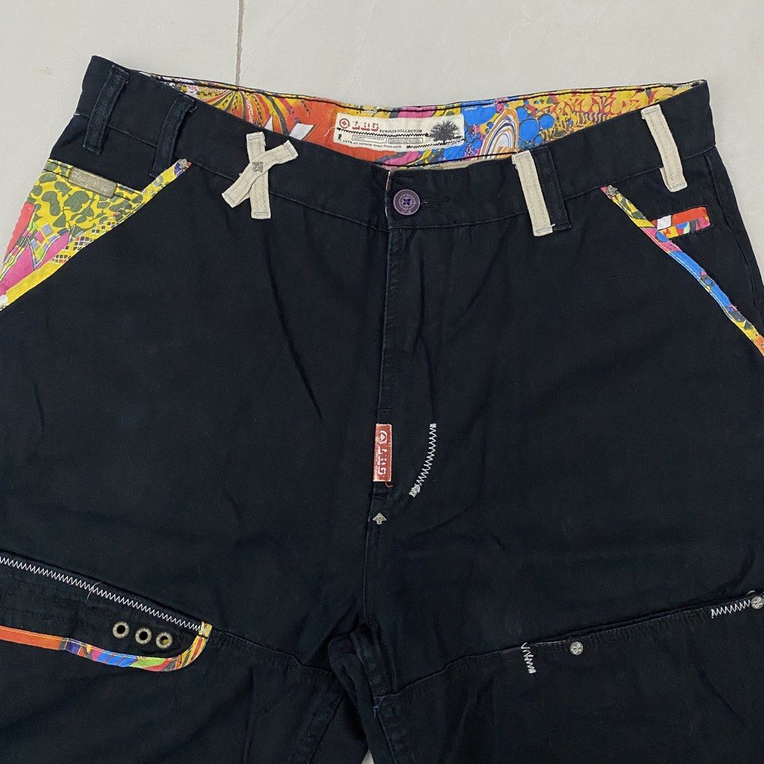 Y2K LRG Jorts (Category: Shorts) located in Cavite. Submitted by mana__ (Listing ID 1451833652, Image 2). Description: - Stylish black cargo shorts - Unique paisley print lining and pocket details - Multiple pockets for ample storage - Secure button and zip fly closure - Adds a pop of color to your casual look - Size 34 Waist - 35-36 Length - 22.5 Inseam - 10 Leg op - 12 Very good.