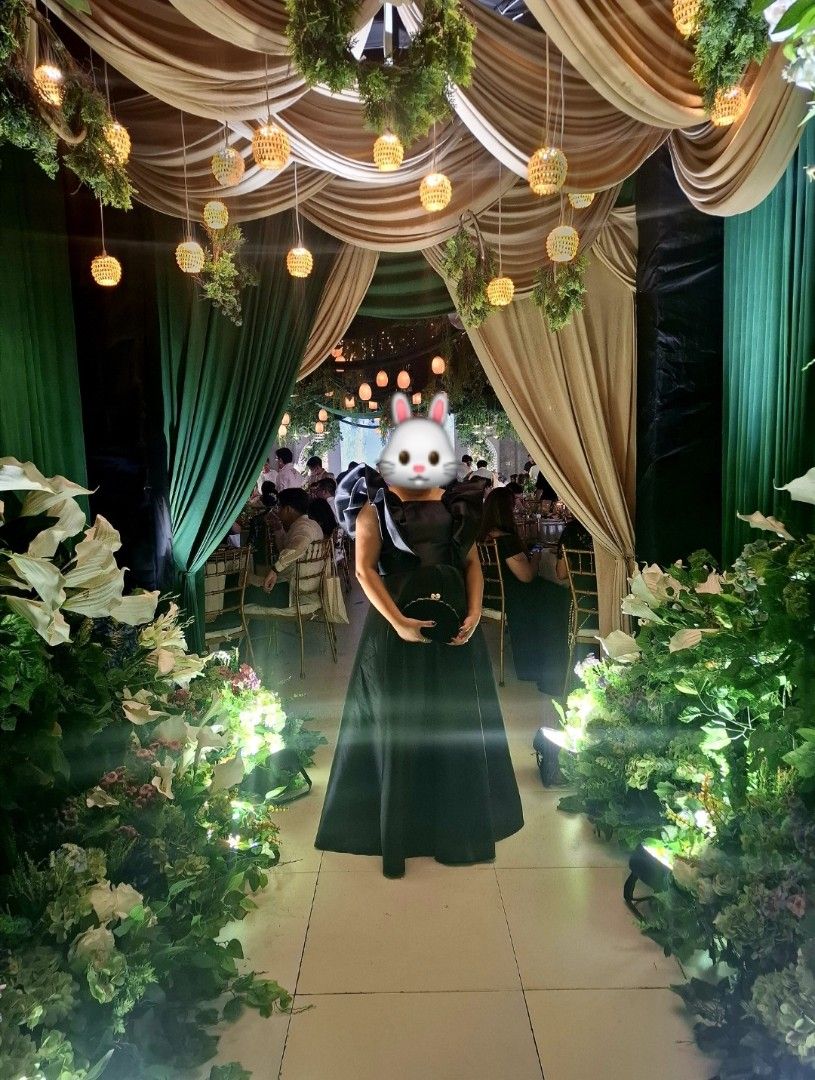 Black Long Gown (Category: Evening dresses & gowns) located in Manila. Submitted by hoolahoopz (Listing ID 1448058787, Image 2). Description: Chest: 40 Waist: 36 Hips: 44 Skirt length: 38.