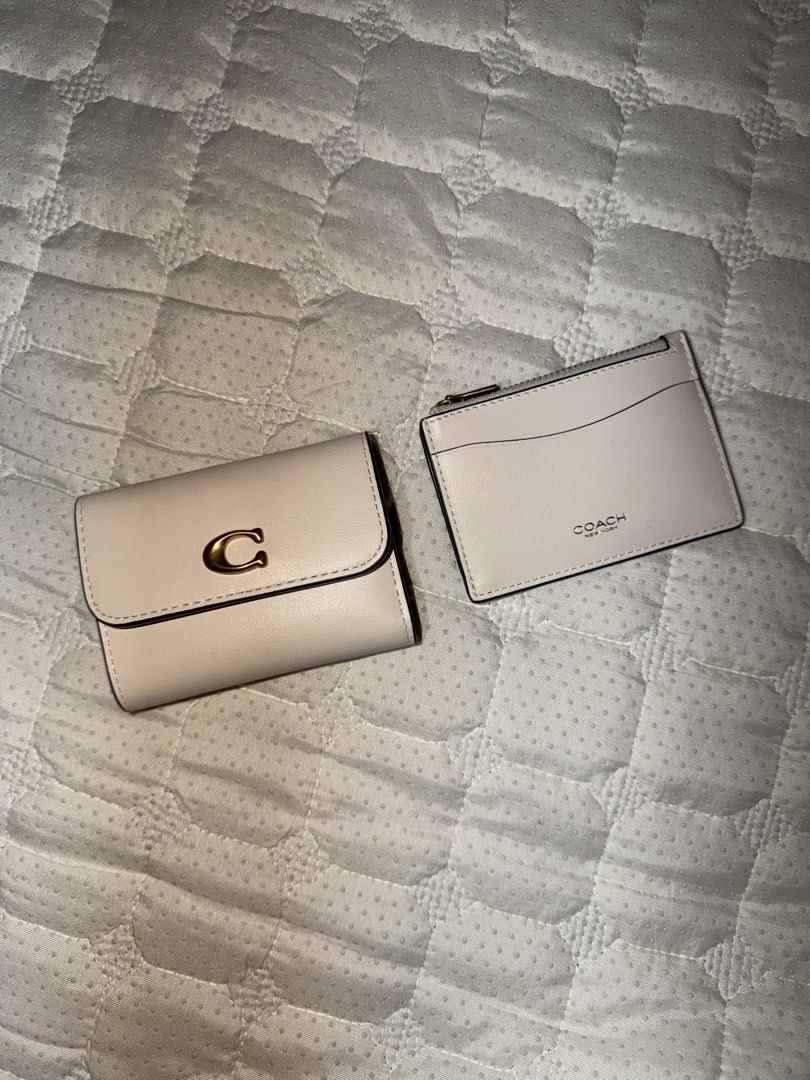 BN Card Holder Wallet Coach in white (Category: Luxury Bags & Wallets) located in Tanza. Submitted by shop.yvone (Listing ID 1449643589, Image 3). Description: BN card holder wallet coach in white Coach Essential Card Holder Chalk Material: Refined calf leather - new - never been used - ordered this from pasabuy (JP) Transaction details: Price: ₱6850 Meet up: sm city tanza / robinsons gen tri Delivery: lalamove/ j&t .