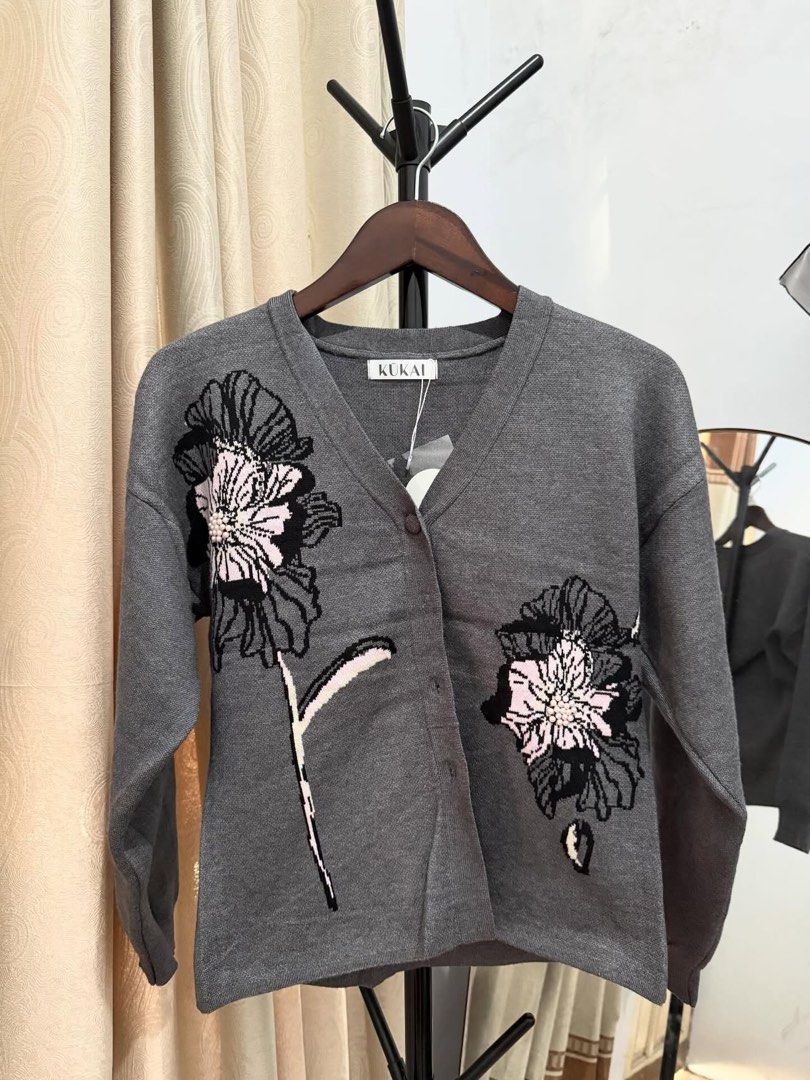 cardigan grey (Kategori: Baju Luaran) berada di Jakarta Pusat. Dikirim oleh aprilianoelina (ID iklan 1451870996, Gambar 1). Deskripsi: warna grey ld 100-105 still good condition💕😭 bisa co di orennn ku drop dibawah deskripsi yah link nya⬇️⬇️.