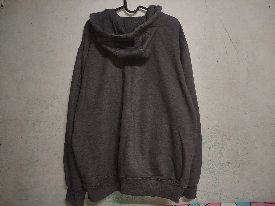 Carhartt Rain Defender Hoodie Jacket (Category: Coats, Jackets and Outerwear) located in San Juan City. Submitted by reddvelasquez4298 (Listing ID 1451738803, Image 2). Description: Carhartt Rain Defender Hoodie Jacket Size Large 25.5 Width 29 Length Good Condition Issues, walang puller, may bungi zipper, may konting himulmol, maliit na slice. Check photos. 😊 1300 pesos PM.