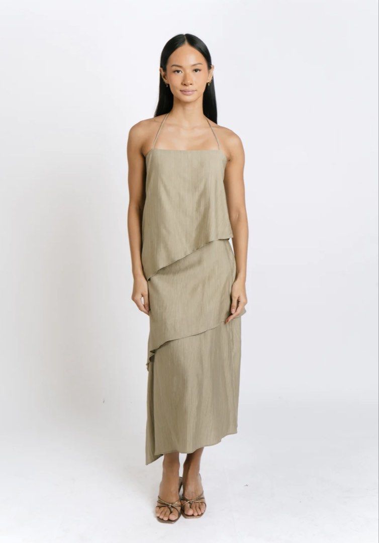 Cariño Solen Skirt (Category: Skirts) located in Quezon City. Submitted by treasurededit (Listing ID 1451890330, Image 2). Description: Retails for 2,850.