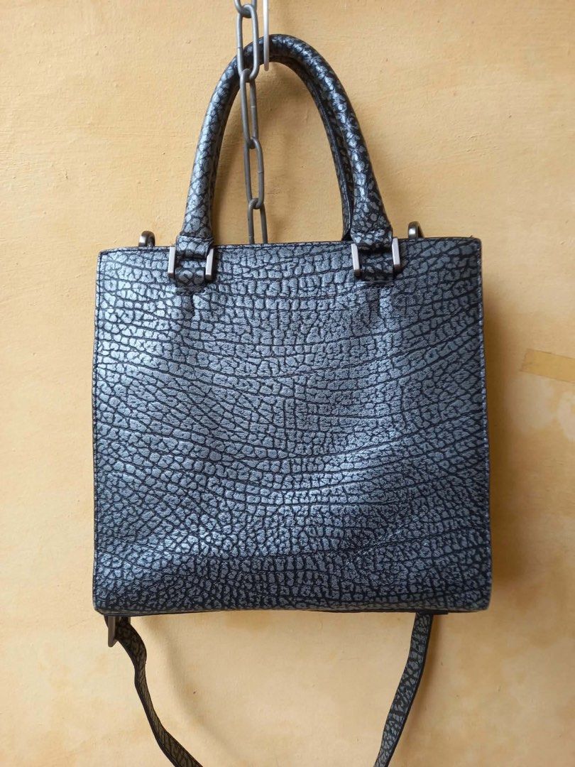 Carlyn Boxed 2 way Hand bag Sling bag (Category: Luxury Bags & Wallets) located in Naga. Submitted by happeemarket (Listing ID 1451764169, Image 3). Description: Metallic black gray Malinis #carlynbag.