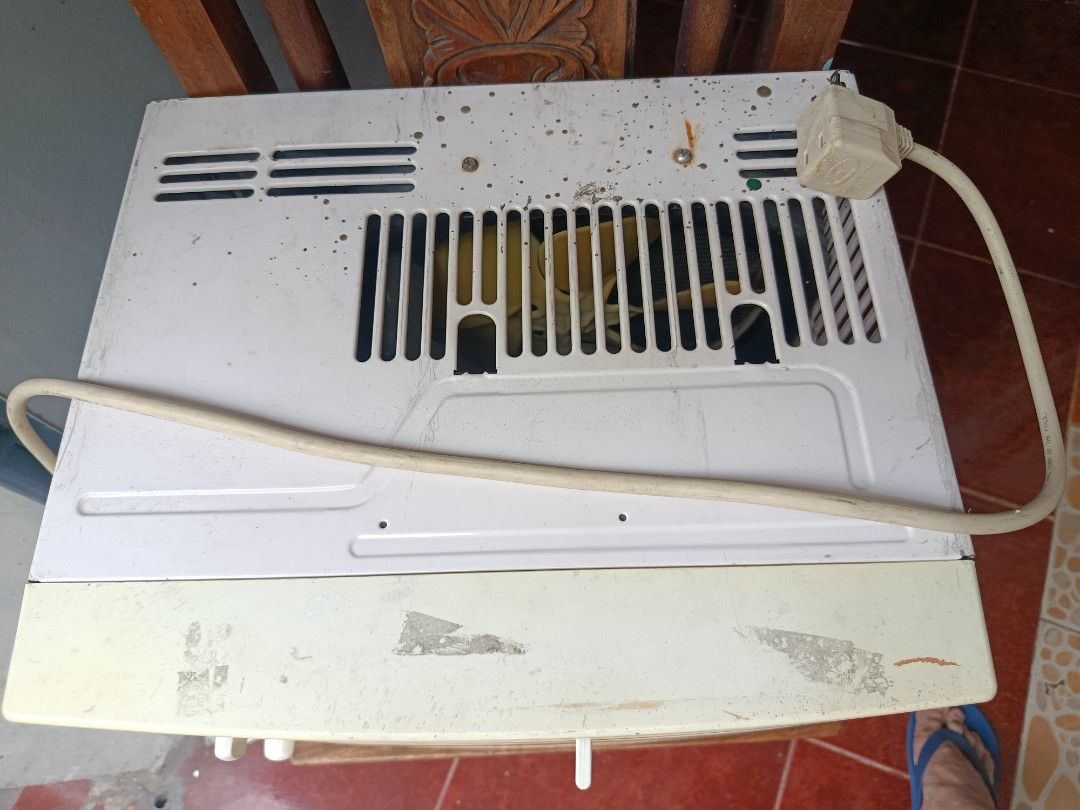 Carrier Optima Aircon (Category: Air Conditioning and Heating) located in Marikina City. Submitted by terrthe2257456 (Listing ID 1451832263, Image 3). Description: Carrier Window Type Aircon 0.6Hp with timer, all good condition it's very cold test all you want here. pick up at hotel101-fort BGC Taguig city.