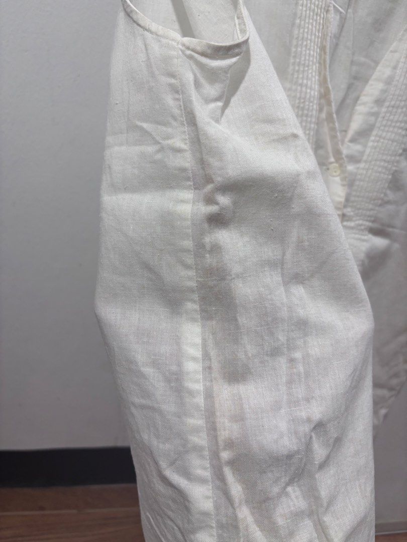 Carry Back White Sleeveless V-Neck Blouse Size 14 (Category: Blouses) located in Manila. Submitted by aymbt (Listing ID 1451810818, Image 3). Description: [PLEASE READ ME] 🔻I only do same day deliveries for now po. Metro Manila areas only. Pay now, ship now (grab and lalamove). 🔻 Buyer to shoulder shipping cost. 🔻 No COD. Gcash and bank transfer payment only. ▪️pwede kong gawing free item ito kapag may iba kang binili 🫶🏻✨ ▪️linen vest type b