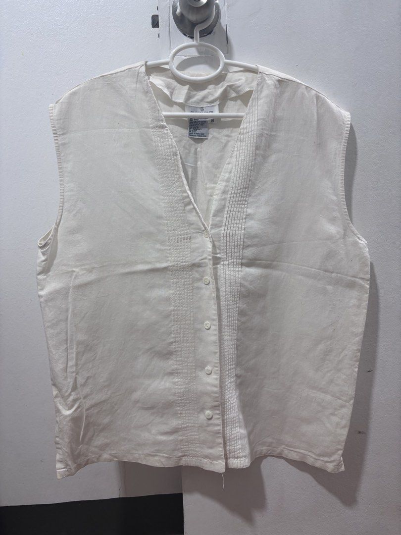 Carry Back White Sleeveless V-Neck Blouse Size 14 (Category: Blouses) located in Manila. Submitted by aymbt (Listing ID 1451810818, Image 1). Description: [PLEASE READ ME] 🔻I only do same day deliveries for now po. Metro Manila areas only. Pay now, ship now (grab and lalamove). 🔻 Buyer to shoulder shipping cost. 🔻 No COD. Gcash and bank transfer payment only. ▪️pwede kong gawing free item ito kapag may iba kang binili 🫶🏻✨ ▪️linen vest type b