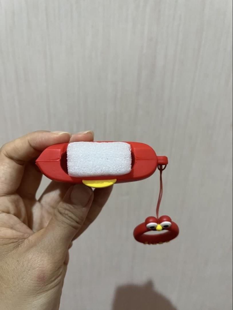 CASING AIRPODS gen 1 ELMO MERAH (Kategori: Ponsel - Lainnya) berada di Bandarlampung. Dikirim oleh prelovedd_dr (ID iklan 1451881664, Gambar 3). Deskripsi: Jarang dipakai, ada minus sedikit hitam foto ke2, yg lain no minus.