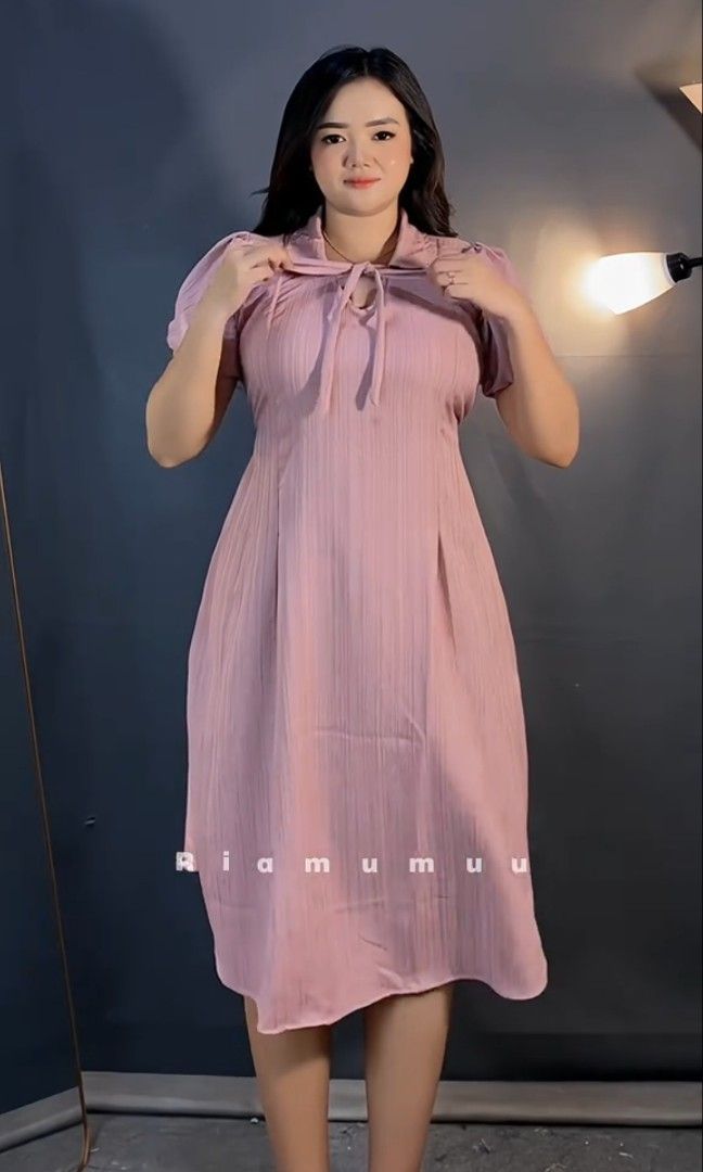 Casual midi dress (Kategori: Gaun & Rok) berada di Tangerang. Dikirim oleh riamumuu (ID iklan 1451883558, Gambar 3). Deskripsi: midi dress Korean style masih baru, tag masih ada (cuma di try on) ld max 110.