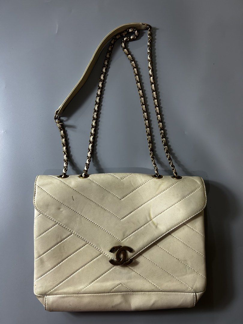 Chanel bag (Category: Luxury Bags & Wallets) located in Aurora. Submitted by snoworiontwinkle_08 (Listing ID 1451881852, Image 1). Description: Na bak2 yong loob Pero maganda pa sia Dm me.