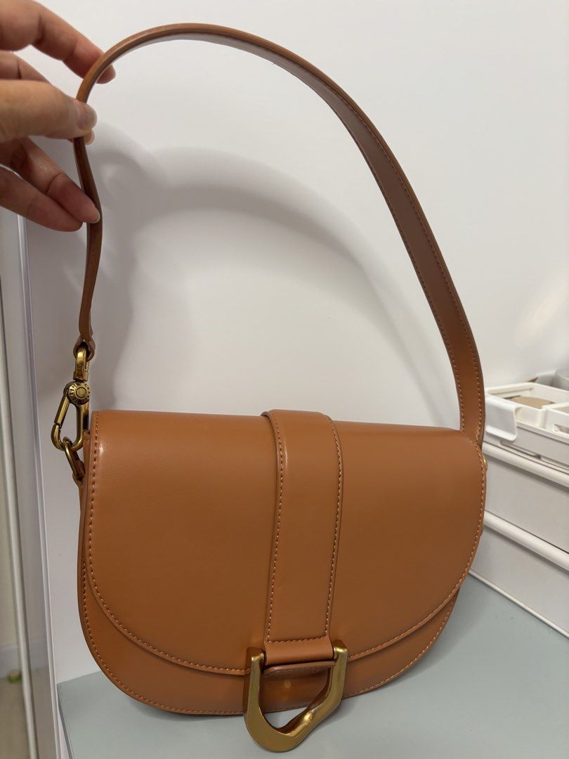 Charles and Keith （分類：手袋及銀包）位於 Hong Kong。 由 swifthawk_2f976b 提交（商品編號 1451761734，圖片 2）。簡介： Charles & Keith 手袋，新淨少用。