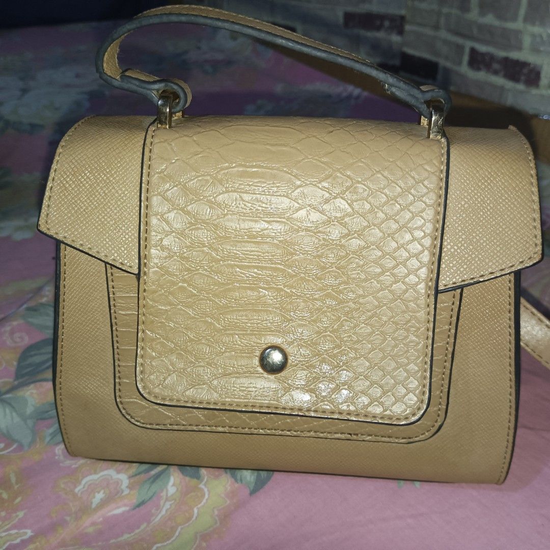CLN, COACH, ALBERTO (Category: Luxury Bags & Wallets) located in Manila. Submitted by play21214 (Listing ID 1451833657, Image 2). Description: take all for 1,299 php.