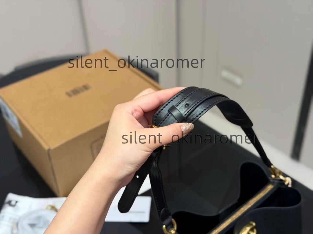 Coach 蔻馳柳水桶包 （分類：手拿包）位於 Hong Kong。 由 silent_okinaromer 提交（商品編號 1451798675，圖片 3）。簡介： 。