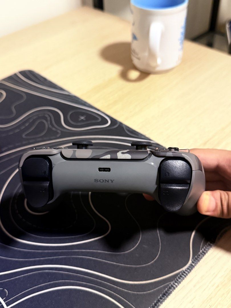 controller ps5 (Category: In-Game Products) located in Tampoi. Submitted by yeenstore (Listing ID 1451834682, Image 3). Description: like new jarang guna condition 9/10 boleh tengok gambar semua function kotak masih ada cod jb.