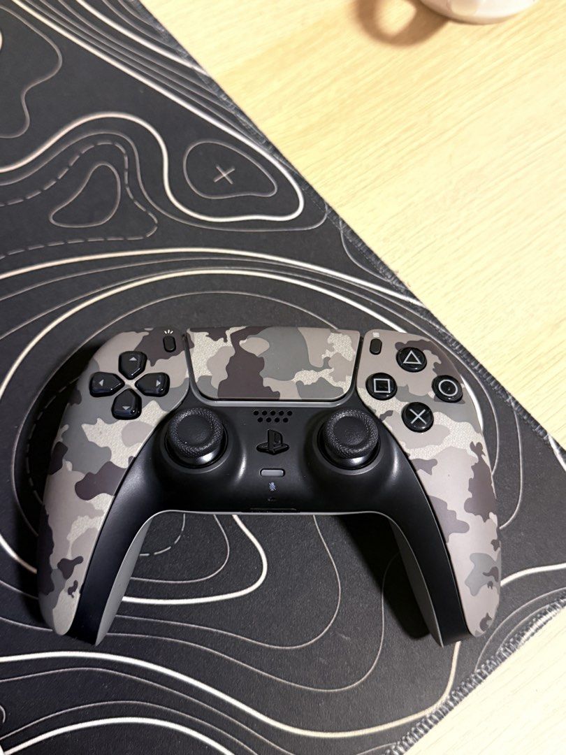 controller ps5 (Category: In-Game Products) located in Tampoi. Submitted by yeenstore (Listing ID 1451834682, Image 2). Description: like new jarang guna condition 9/10 boleh tengok gambar semua function kotak masih ada cod jb.