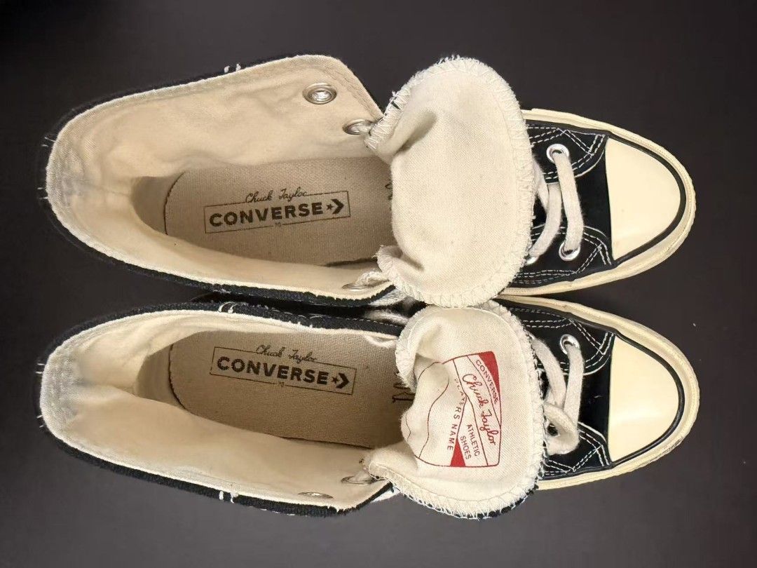 converse （分類：波鞋）位於 Hong Kong。 由 richardli075709 提交（商品編號 1451795139，圖片 3）。簡介： Å��位Converse迷注意啦！呢對經典黑色高筒Chuck Taylor All Star 70s，絕對係百搭之選！✨ 雖然係二手，但保養得好好，睇落仲好新淨，鞋底花紋都仲好清晰，鞋身帆布質料，著落舒服又夠晒型。呢對係EU 39碼，啱晒各位想入手經典款嘅朋友仔。無論襯牛仔褲定係裙仔都一樣咁好睇，絕對係衣櫃必備單品！有興趣就快啲聯絡我啦，呢對好快就俾人掃走㗎！😉。