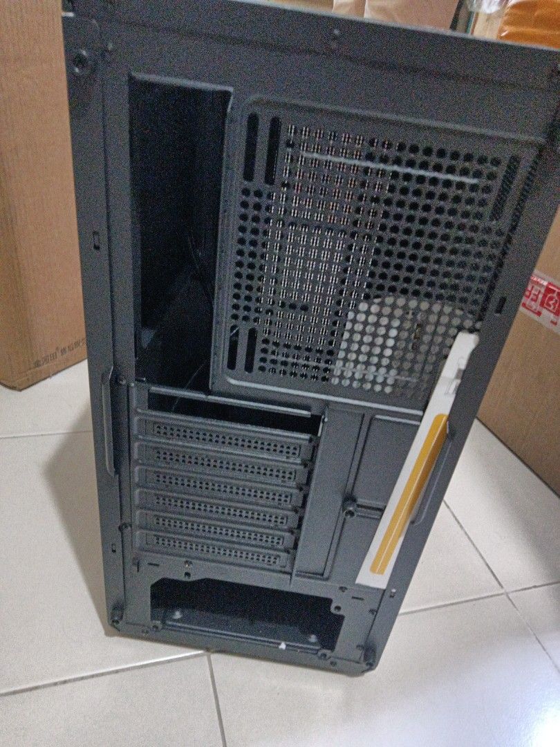 CPU box case (Category: Computer Parts) located in Singapore. Submitted by lelonglelong77 (Listing ID 1451801472, Image 3). Description: 45x22x27 estimated measurement.