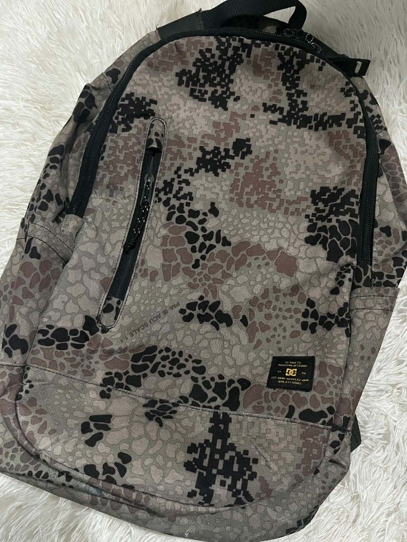 DC Shoes Camo Backpack (Category: Backpacks) located in Manila. Submitted by senggggg. (Listing ID 1451834869, Image 2). Description: good condition working zip minimal sign of use .