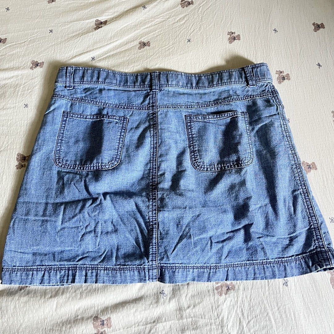 Denim Skort (Category: Skirts) located in Manila. Submitted by heraaa21 (Listing ID 1451744969, Image 2). Description: Light wash A-line denim skirt with front/back pockets and zip/button closure. Size 32.
