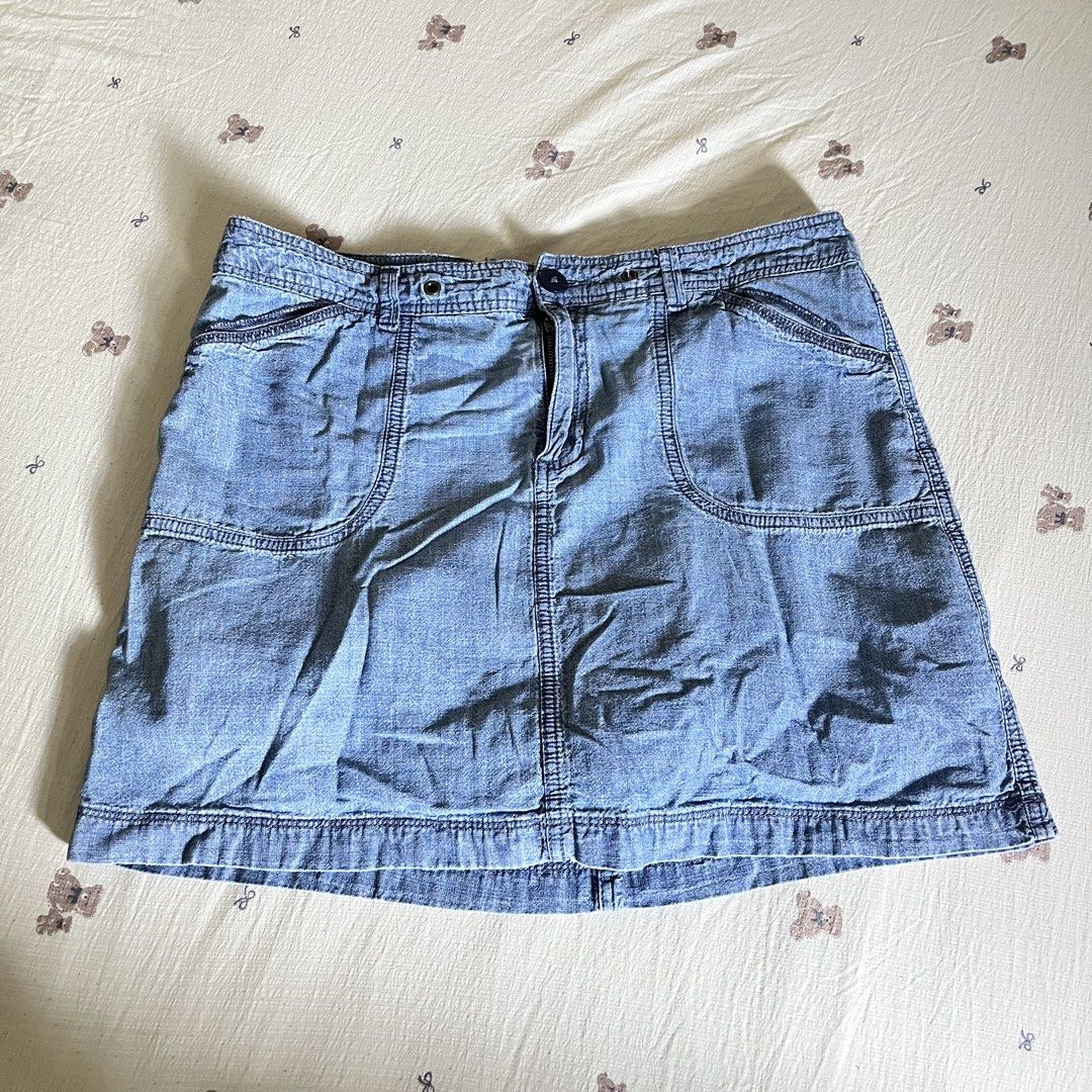 Denim Skort (Category: Skirts) located in Manila. Submitted by heraaa21 (Listing ID 1451744969, Image 1). Description: Light wash A-line denim skirt with front/back pockets and zip/button closure. Size 32.