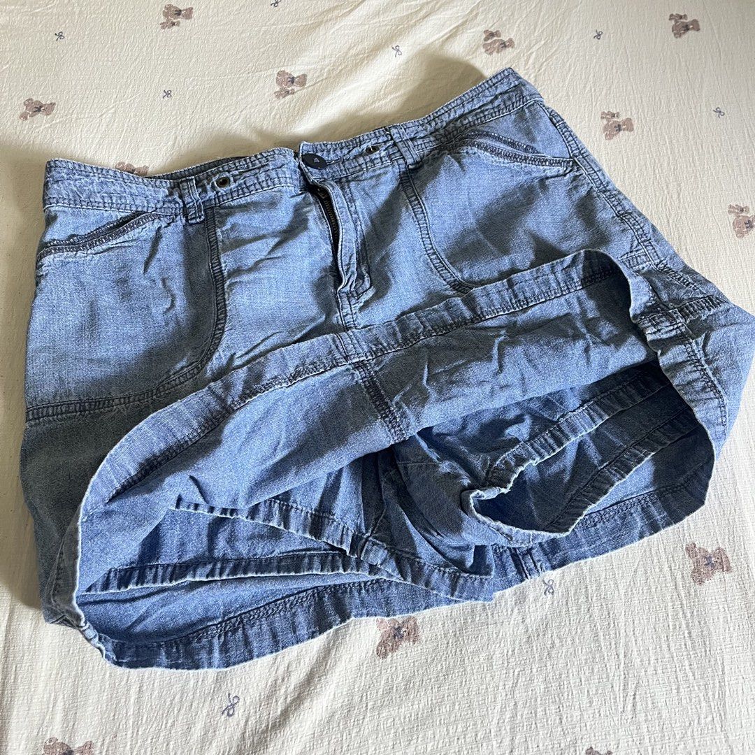 Denim Skort (Category: Skirts) located in Manila. Submitted by heraaa21 (Listing ID 1451744969, Image 3). Description: Light wash A-line denim skirt with front/back pockets and zip/button closure. Size 32.