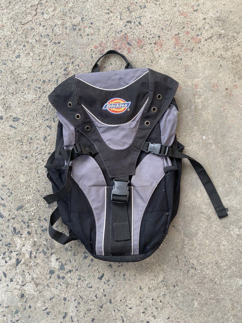 Dickies Backpack Grey Black (Category: Backpacks) located in Quezon City. Submitted by un0oo (Listing ID 1451834092, Image 1). Description: Oakley Vibes With Tags Sign of usage.