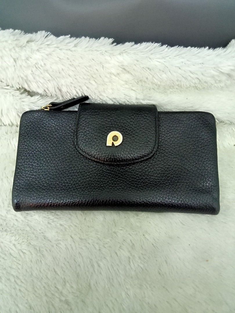 Dompet papillon (Kategori: Tas & Dompet Wanita) berada di Bandung. Dikirim oleh yunzi08 (ID iklan 1451790021, Gambar 1). Deskripsi: kondisi sesuai yang di foto kak minus bekas pakai hanya dompet aja bahan kulit nego bisa.