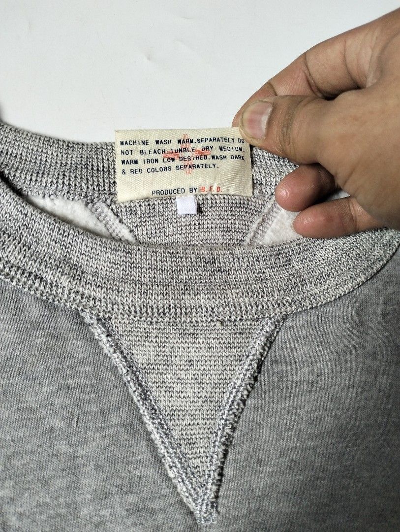 Double V gusset (Category: Coats, Jackets and Outerwear) located in Baguio. Submitted by dapper_deals (Listing ID 1451761810, Image 3). Description: 92022 BASIC COLOR LOOPWHEEL FLATSEAMER SWEATSHIRT Double V Gusset no issue in good condition -19 width -25.5 length.