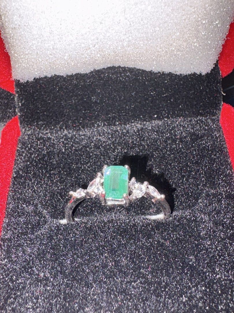 Emerald Ring (Category: Rings) located in Singapore. Submitted by Discoverme (Listing ID 1451836449, Image 1). Description: ✨ Natural Gem! 💚 Emerald Ring for Sale Timeless elegance in a limited piece. Certificate of authenticity available upon request. 📩 Enquire now for viewing. .