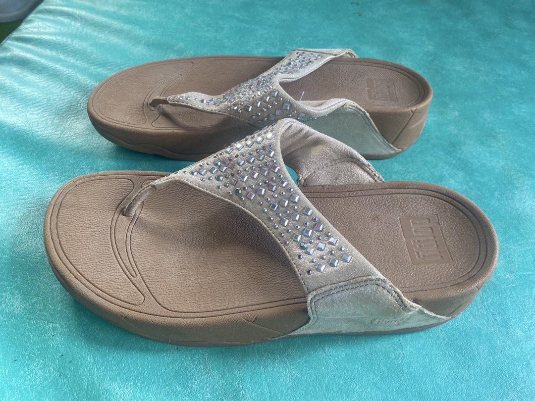 FitFlop Sparkly Thong Sandals (Category: Sandals) located in Manila. Submitted by narsonlineexpression (Listing ID 1451779774, Image 2). Description: - Sparkly FitFlop thong sandals - Comfortable contoured footbed for support - Ideal for casual wear.