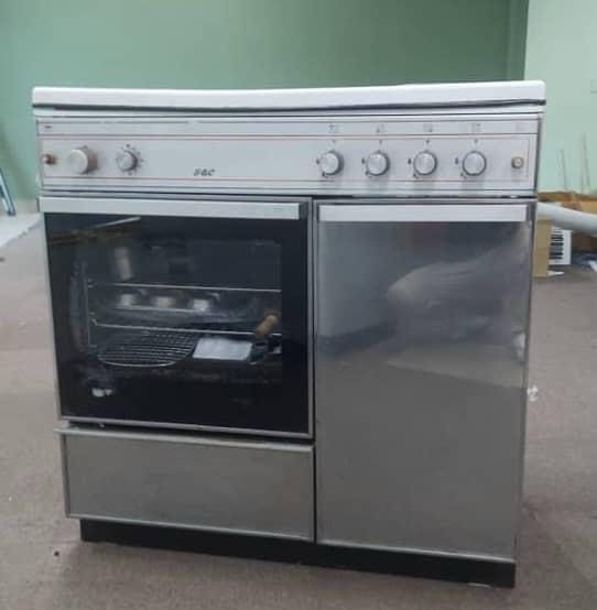 GEC Gas Oven Stove with 4 Burners (Category: Cookware & Accessories) located in Petaling Jaya. Submitted by andy2708 (Listing ID 1451874107, Image 1). Description: - GEC Oven Stove - 4 gas burners on top - Oven compartment below - Convenient Gas storage compartment on the right - Liftable top lid for easy access - Perfect for both cooking and baking - Ready for its new home! - Needs some new Tender Loving care to cleanup - 86cm X 55cm X 138cm wit