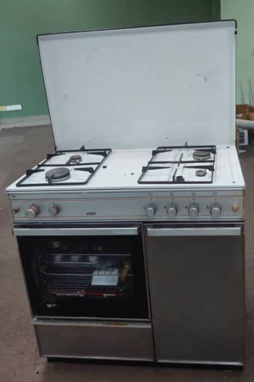 GEC Gas Oven Stove with 4 Burners (Category: Cookware & Accessories) located in Petaling Jaya. Submitted by andy2708 (Listing ID 1451874107, Image 2). Description: - GEC Oven Stove - 4 gas burners on top - Oven compartment below - Convenient Gas storage compartment on the right - Liftable top lid for easy access - Perfect for both cooking and baking - Ready for its new home! - Needs some new Tender Loving care to cleanup - 86cm X 55cm X 138cm wit
