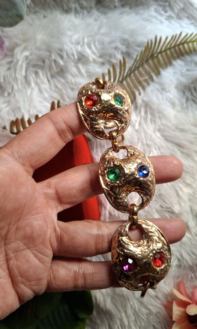 Gelang Chunky Gold-Tone dengan Permata Warna-Warni (Kategori: Jam & Perhiasan Antik) berada di Bandung. Dikirim oleh vint_agebandungbag (ID iklan 1451800745, Gambar 1). Deskripsi: Gelang Chunky Gold-Tone dengan Permata Warna-Warni ​Deskripsi: ​Kondisi Fisik: Preloved, gaya antik/vintage yang berkesan bold dan statement piece. Bagian belakang atau sambungan rantai menunjukkan jejak usia atau oksidasi ringan yang wajar untuk barang thrift/vintage. 