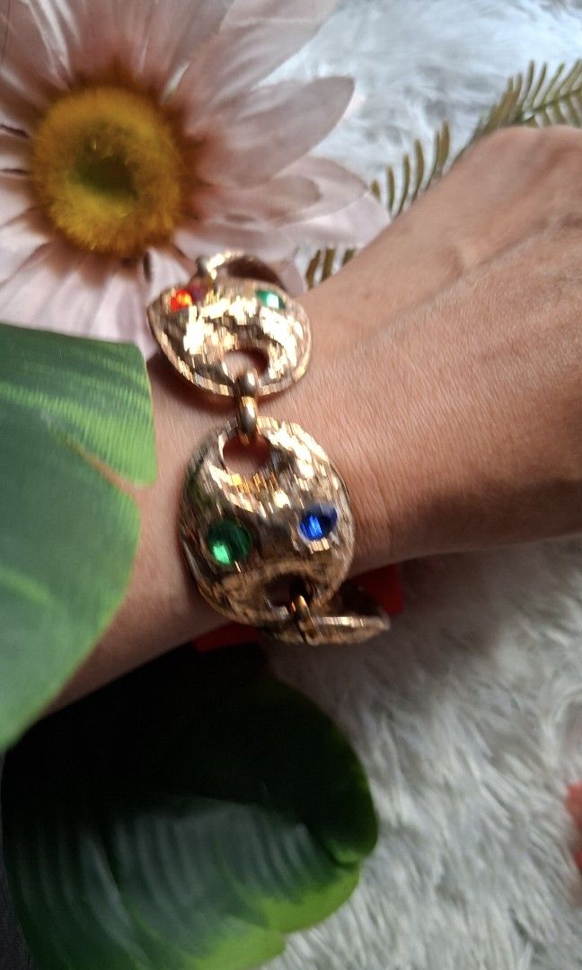 Gelang Chunky Gold-Tone dengan Permata Warna-Warni (Kategori: Jam & Perhiasan Antik) berada di Bandung. Dikirim oleh vint_agebandungbag (ID iklan 1451800745, Gambar 2). Deskripsi: Gelang Chunky Gold-Tone dengan Permata Warna-Warni ​Deskripsi: ​Kondisi Fisik: Preloved, gaya antik/vintage yang berkesan bold dan statement piece. Bagian belakang atau sambungan rantai menunjukkan jejak usia atau oksidasi ringan yang wajar untuk barang thrift/vintage. 