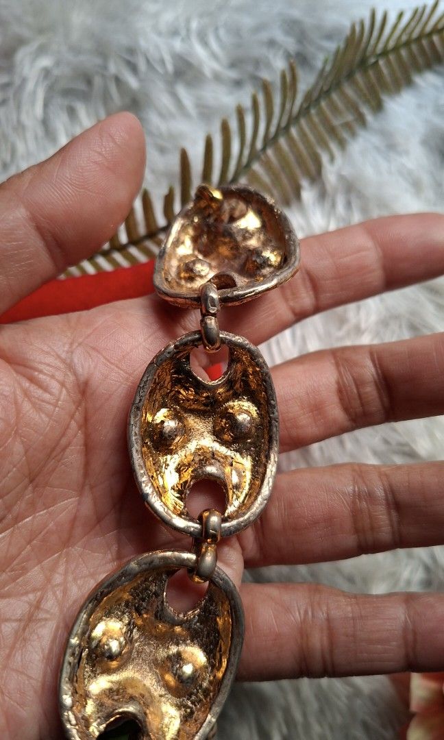 Gelang Chunky Gold-Tone dengan Permata Warna-Warni (Kategori: Jam & Perhiasan Antik) berada di Bandung. Dikirim oleh vint_agebandungbag (ID iklan 1451800745, Gambar 3). Deskripsi: Gelang Chunky Gold-Tone dengan Permata Warna-Warni ​Deskripsi: ​Kondisi Fisik: Preloved, gaya antik/vintage yang berkesan bold dan statement piece. Bagian belakang atau sambungan rantai menunjukkan jejak usia atau oksidasi ringan yang wajar untuk barang thrift/vintage. 
