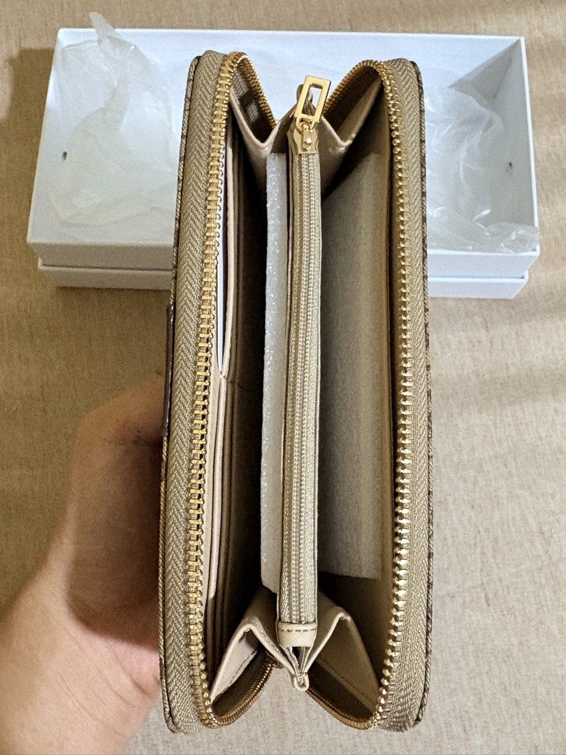 Guess Isabella SLG Medium Zip Around Brown Wallet (Category: Wallets & Card holders) located in Manila. Submitted by ubej4m (Listing ID 1451894077, Image 3). Description: GUESS Isabella SLG Medium Zip Around Wallet – Brown (G1932599) A stylish and practical zip-around wallet crafted from premium synthetic leather in a classic brown finish. Designed with a secure all-around zip closure, it features multiple card slots, full-length bill compartment